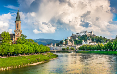 Obraz premium Historyczne miasto Salzburg z rzeką Salzach w lecie, Austria