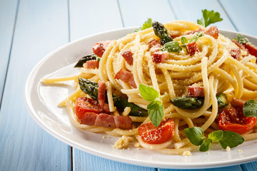 Pasta with meat, tomato sauce and vegetables 