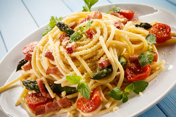 Pasta with meat, tomato sauce and vegetables 