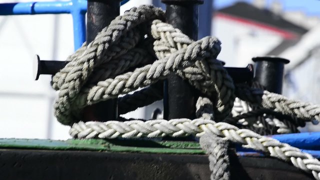 Festmacherleine an einem Fischkutter

