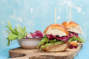Burger mit Salat und Huhn - Laugenbrötchen