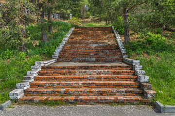 Obraz premium Old staircase of red brick in the Park before restoration