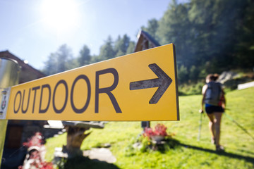 Cartello di montagna con scritta outdoor