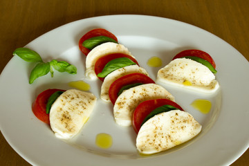 Mozzarella Caprese auf einem Teller