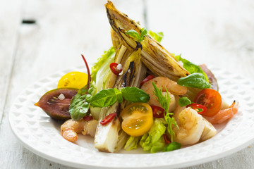 Salad with shrimp and grilled vegetables