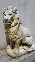 Statue d'un lion en plâtre
