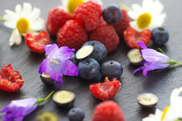 Obraz na płótnie Canvas Fruit on a plate with flowers