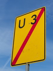 Ende der Umleitung U3 in der Innenstadt von Bielefeld vor blauem Himmel im Sonnenschein im...