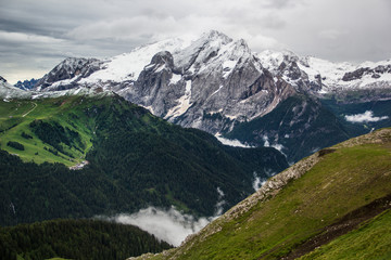 Fototapeta na wymiar Cima innevata Dolomiti e bosco