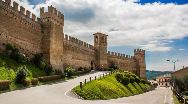 Le mura del Castello di Gradara