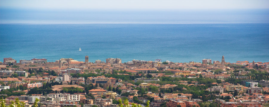 Vista aerea di Fano e il mare Adriatico