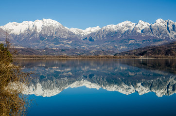 Fototapeta na wymiar Beautiful view of a lake with mountains reflected in the water