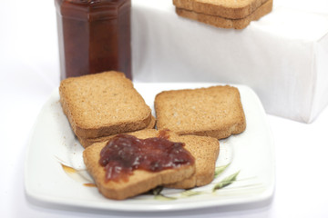 fette biscottate con marmellata