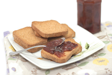 fette biscottate con marmellata