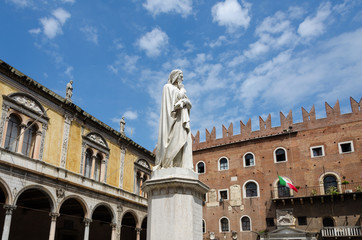 Piazza dei Signori in Verona, Dante Denkmal