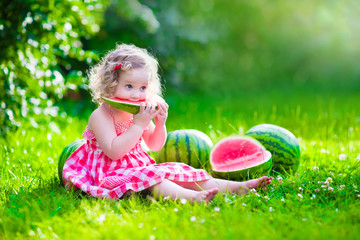 Little girl eating watermelon - obrazy, fototapety, plakaty