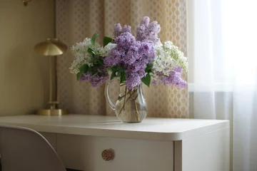 Papier Peint photo Lavable Lilas Bouquet de lilas sur la table