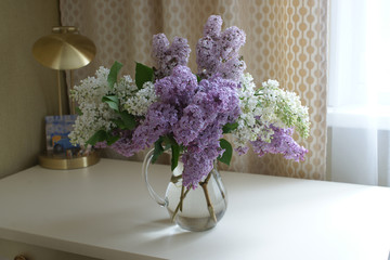 Букет сирени на столе