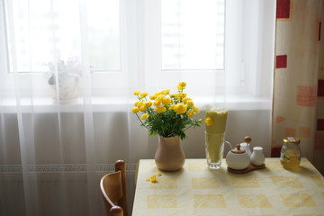 Букет жёлтых цветов на столе на кухне