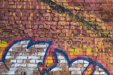 кирпичная стена с элементами граффити 