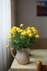 Букет жёлтых цветов на столе на кухне