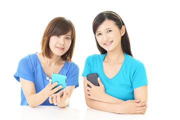 スマートフォンを持つ二人の女性