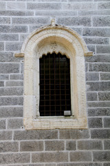Madonna di Campagna, Verbania; finestra con cornice scolpita