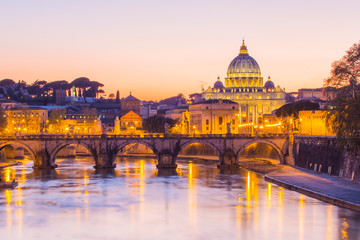 Fototapeta premium Nocny widok na katedrę Świętego Piotra w Rzymie, Włochy