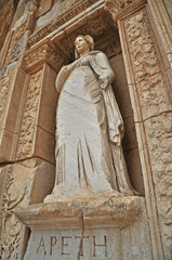 Obraz premium A beautiful statue at the Celsus library