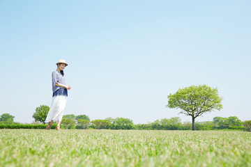 広場に立つ女性