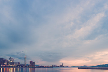 Fototapeta premium 黄昏時の福岡市