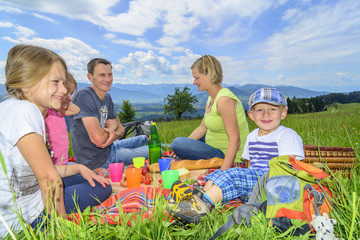Familie beim Picknick in der Natur
