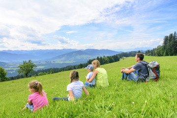 Fototapeta premium draussen Wohlfühlen mit der Familie