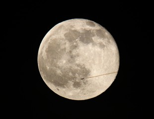 flugzeug kreuzt vollmond I