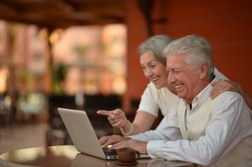 Obraz premium couple sitting with laptop