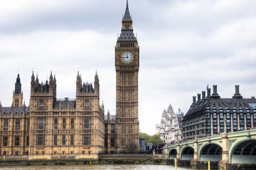 Obraz na płótnie Canvas Houses of parliament with Big Ben and Westminster bridge 