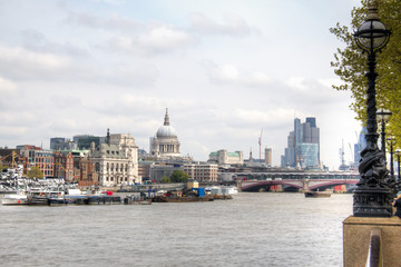 Fototapeta na wymiar View over the Thames with Saint Paul Cathedral 