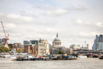 Obraz premium View over the Thames with Saint Paul Cathedral 