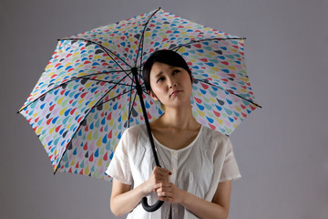 梅雨 傘 憂うつ