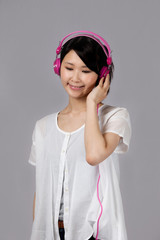 ヘッドホンで音楽を聴く女性