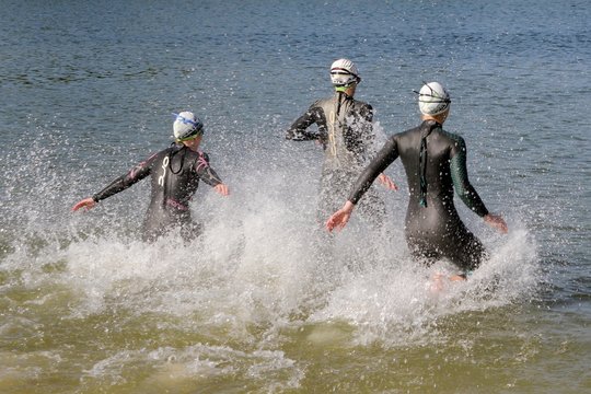 Triathlon par &eacute;quipe - d&eacute;part natation 03