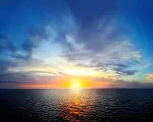 Foto op Plexiglas Zonsondergang aan zee Colorful sunset over water surface.