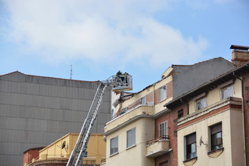 bomberos trabajando sobre un tejado