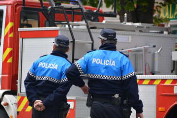 Fototapeta premium pareja de policias locales