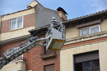bomberos trabajando sobre una grua