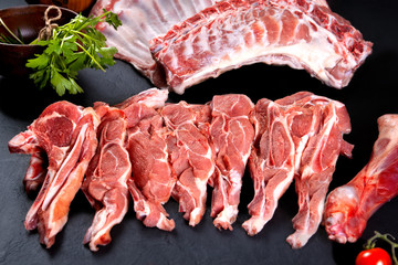 Carne fresca y cruda. Costillas y chuletas de cerdo. Barbacoa