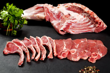 Carne fresca y cruda. Costillas y chuletas de cerdo. Barbacoa