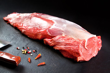 Carne fresca y cruda.Solomillo  listo para cocinar. Fondo negro 