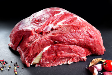 Carne fresca y cruda. Ternera roja para cocinar en barbacoa