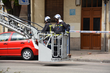 bomberos trabajando sobre una grua